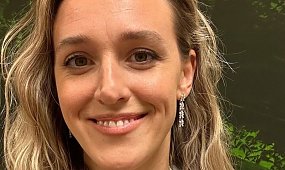 Aleksandra Żebrowska niczym modeleczka wdzięczy się w skąpym opalaczu nad basenem. Co za figura, ona urodziła 4 dzieci? [zdjęcia]