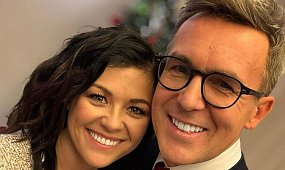 Kasia Cichopek wbiła się w obcisły kombinezon i zagrała zimie na nosie. Ten krój robi figurę modelki i nogi do nieba