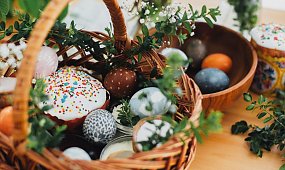 To jest skandal w koszyczku! Księża mówią dość czekoladowym zającom. "To nie ma nic wspólnego z wiarą"