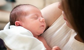 3-miesięczny chłopiec zniknął z wózka pod domem. Sąsiadka przerywa milczenie: "Dziecko mu przeszkadzało"