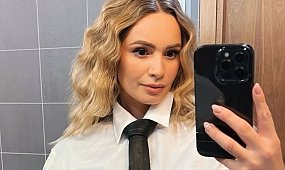 Ewelina Lisowska w mikroskopijnym opalaczu wdzięczy się na plaży. Ten jeden szczegół na zdjęciach z włoskiej Elby przykuwa całą uwagę [zdjęcie]