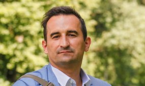 Misiek Koterski na plaży z kobietą. Słodkimi buziaczkami okazał jej uczucie [zdjęcie]