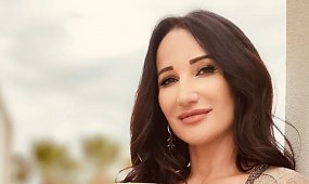 Justyna Steczkowska zrzuciła ubrania na Seszelach. 53-latka tu i ówdzie zakryła się muszelkami [galeria]