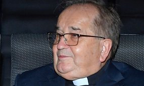 Czarne chmury nad fundacją o. Rydzyka. Kontrolerzy prześwietlili przelewy i znaleźli "niespodzianki"