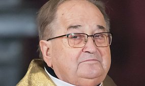 Tadeusz Rydzyk ma potężne kłopoty finansowe. W dwa lata zyski zniknęły, a internauci kpią, że czas zacząć żyć skromnie