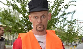 Michał Wójcik z Ani Mru-Mru jest poszukiwany. W tle długi, sąd i dramat rodziców jego zmarłej partnerki