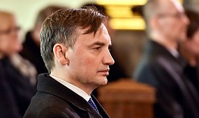 "Na szczęście nie muszę jeszcze strzelać". Zbigniew Ziobro kluczy w sprawie azylu