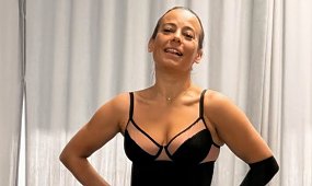Rozgogolona Anna Mucha wypięła ciało w mikroskopijnym bikini. Fani patrzą tylko na jeden detal: "Rakieta!" [zdjęcie]