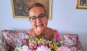 Izabela Zeiske zadała szyku na komunii w Wałczu. Koronka w kolorze baby blue odjęła jej lat