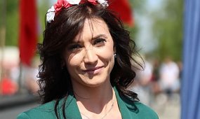 Ewa Zajączkowska-Hernik przeszła spektakularną przemianę. Na starych zdjęciach jest nie do poznania, a teraz znów zaskoczyła nowym lookiem [zdjęcia]