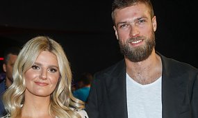 Andrzej Wrona pokazał rozgogoloną żonę na prywatnym nagraniu. Fani w osłupieniu: "Zosiu, jak Britney!" [wideo]