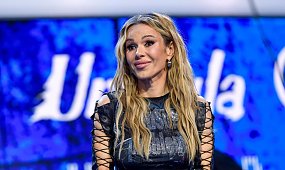 Doda eksponuje okazały przód bez stanika. Widać wszystko jak na dłoni. Fan: "Znowu świeci golizną" [zdjęcie]