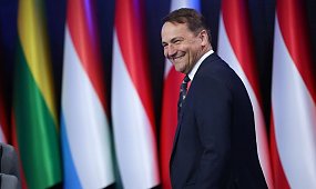 Sikorski nie wytrzymał: uderza w teorie znanego księdza. "Powinien stracić tytuł profesora"
