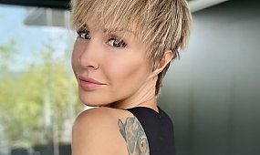 Blanka Lipińska wraz z koleżanką pluskają się topless w basenie. Paweł Baryła bez ogródek: "One nie są normalne"