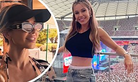 Doda w kusym stroju ledwie zasłoniła okazały przód. Mikroskopijne trójkąciki akurat zasłoniłyby jej oczy