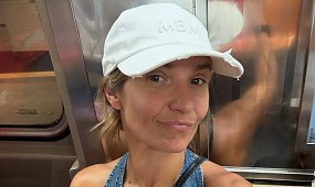 Joanna Koroniewska wypięła wyrzeźbiony brzuch w bikini. Internauci patrzą tylko na jedno: "44 KG MIĘŚNI" [zdjęcie]