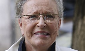 Roześmiana i szykowna Krystyna Janda przed studiem TVN. W tej fryzurze ledwo ją poznaliśmy