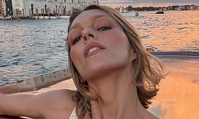 Anja Rubik topless na nadmorskich skałach. Ten jeden graficzny szczegół na kadrach zmienia wszystko [zdjęcie]