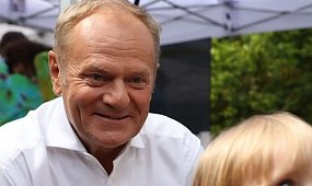Archiwalne zdjęcie z domu Donalda Tuska obiegło internet. Fani poruszeni "Przystojniaczek"