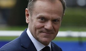 Donald Tusk pokazał archiwalne fotki z lat 90. Ależ on był ciachem. "Słodki cherubinek" [wideo]