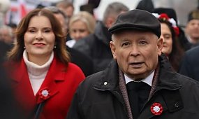 Tajemnicza blondynka nie opuszcza Kaczyńskiego na krok. Prześwietlili "aniołka" prezesa. Ma ogromną władzę