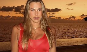 Aryna Sabalenka kusi w mikroskopijnej mini i tygrysim futrze. Fani nie gryzą się w język: "Klasy nie kupisz" [wideo]