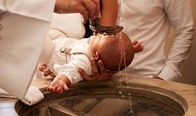 Jest zgoda na chrzest dzieci z in vitro. Biskupi stawiają jednak warunki - dla wielu upokarzające