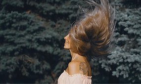 Dermokosmetyki do pielęgnacji włosów i skóry głowy – jak dobrać produkty, które realnie wspierają zdrowie i kondycję fryzury?