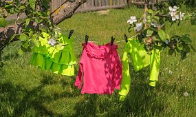 Domowe triki na szybkie schnięcie ubrań bez użycia suszarki elektrycznej