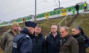 Wojna dotarła do Polski. Tusk po wybuchu na torach: "To bezprecedensowy akt dywersji"