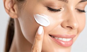 SPF pod makijaż: jak dobrać filtr do cery tłustej, suchej i wrażliwej?