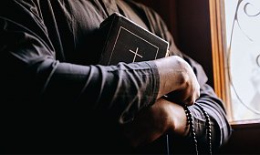 Czy do księdza można mówić "proszę pana"? Spór roztrzygnięty