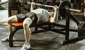 7 najlepszych ćwiczeń na ławce treningowej – przewodnik