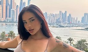 Fagata z dumą eksponuje "nowe dziewczyny", które dopiero co powiększyła. Robią wrażenie? [wideo]