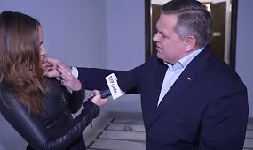 Senatorowi PiS skończyły się argumenty, więc użył rąk. "Proszę mnie nie dotykać!" - protestowała dziennikarka [wideo]