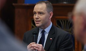 Szokujące kulisy spotkania w Pałacu. Karol Nawrocki ostentacyjnie żuł sn.sy i śmiał się szefom służb w twarz.