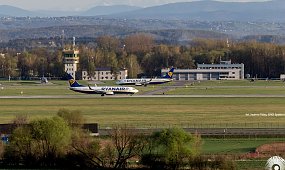Horror na niebie nad Krakowem! Samoloty krążyły bez końca, pasażerowie zamarli z przerażenia. Wiemy, co się stało