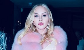 Jedni w jej wieku leczą zaćmę, ona wije się i wypina tył w gorsecie. Nowe zdjęcia Madonny bulwersują [galeria]