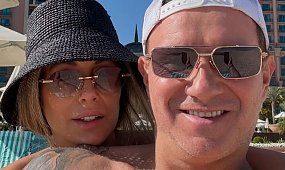 Małgorzata Rozenek pozuje w stroju Ewy, a Radziu robi za żywy stanik. "Prawdziwy skarb trzyma w rękach"