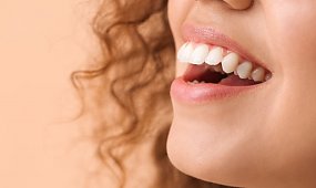 Nie tylko drobne korekty. Nakładki Invisalign® mogą leczyć zaawansowane wady zgryzu