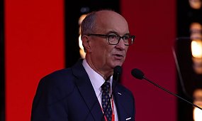 "Wypiłem w samolocie ze dwa litry". Włodzimierz Czarzasty w sprawie swojej fobii