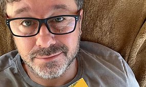 Piasek dziś kończy 55 lat, a jego różowy dom to nie wszystko, co skrywa las. Sensacja za drzwiami!