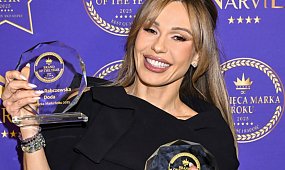 Doda w nieprzyzwoicie wyciętej kreacji rozgrzewa zmysły. Jeden nieostrożny ruch, a odsłoniłaby zbyt wiele