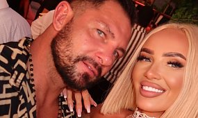 Rozgogolona Izabela Macudzińska świeci powiększonymi atutami w Tajlandii. "Królowa życia" funduje córce zabawę, która budzi grozę?