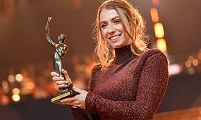 Lewandowska jak lalka Barbie, a Szeremeta zaliczyła bolesną wpadkę. Rewia mody na Gali Mistrzów Sportu [dużo zdjęć]