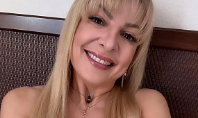 Magdalena Narożna pręży krągłości w kostiumie z wielkimi wycięciami. Fani reagują wprost: "Bezwstydnica" [wideo]