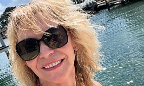 57-letnia Beata Ścibakówna w skąpym opalaczu pręży się na jachcie w Miami. Fani patrzą tylko na jedno [zdjęcia]