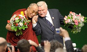 Dalajlama w aktach Epsteina. Nazwisko jego świątobliwości padło 169 RAZY. Wydano pilne oświadczenie