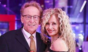 Rzadki widok: Jacek Borkowski wpadł na ramówkę TVP z czwartą żoną. Jolanta wskoczyła w siatkę, podkreślającą jej obłędne ciało