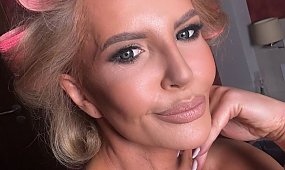 Joanna Racewicz bez podtrzymującego elementu garderoby zaprezentowała się w kreacji z dekoltem do pępka. Rakieta? [zdjęcia]